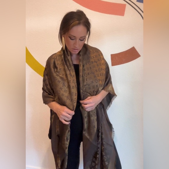 Louis Vuitton Monogram Scarf - Picture 6 of 10
